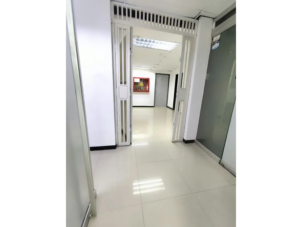 ALQUILER OFC 55MTS2 CALLE CAPITOLIO AV. FCO DE MIRANDA