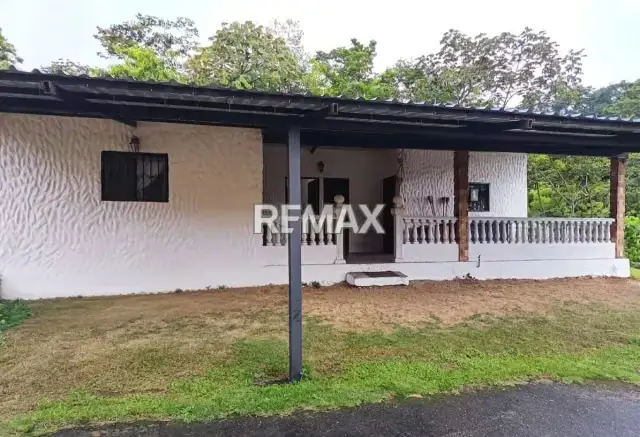 OPORTUNIDAD ÚNICA DE ALQUILER Y NEGOCIO EN CASA DE CAMPO Ubicación: Loma de Pánaga, a solo 20 minutos de San Cristóbal