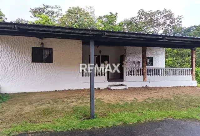 OPORTUNIDAD ÚNICA DE ALQUILER Y NEGOCIO EN CASA DE CAMPO Ubicación: Loma de Pánaga, a solo 20 minutos de San Cristóbal