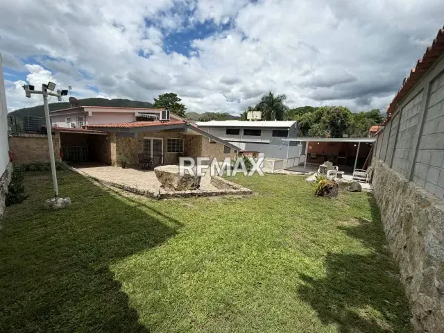 Hermosa Casa con calle privada en la mejor zona de El Castaño