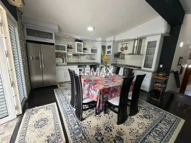 Hermosa Casa con calle privada en la mejor zona de El Castaño - 3