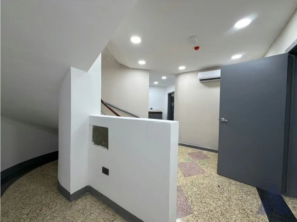 Alquilo oficina 420m2 San Roman 0694 - 8