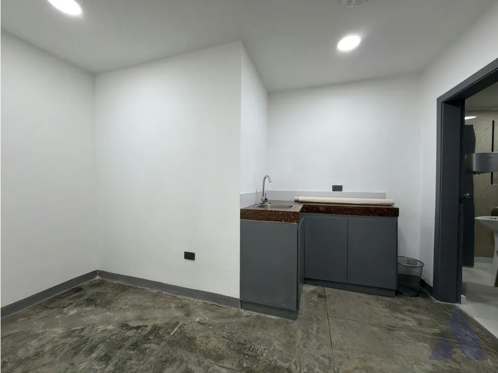 Alquilo oficina 420m2 San Roman 0694 - 9