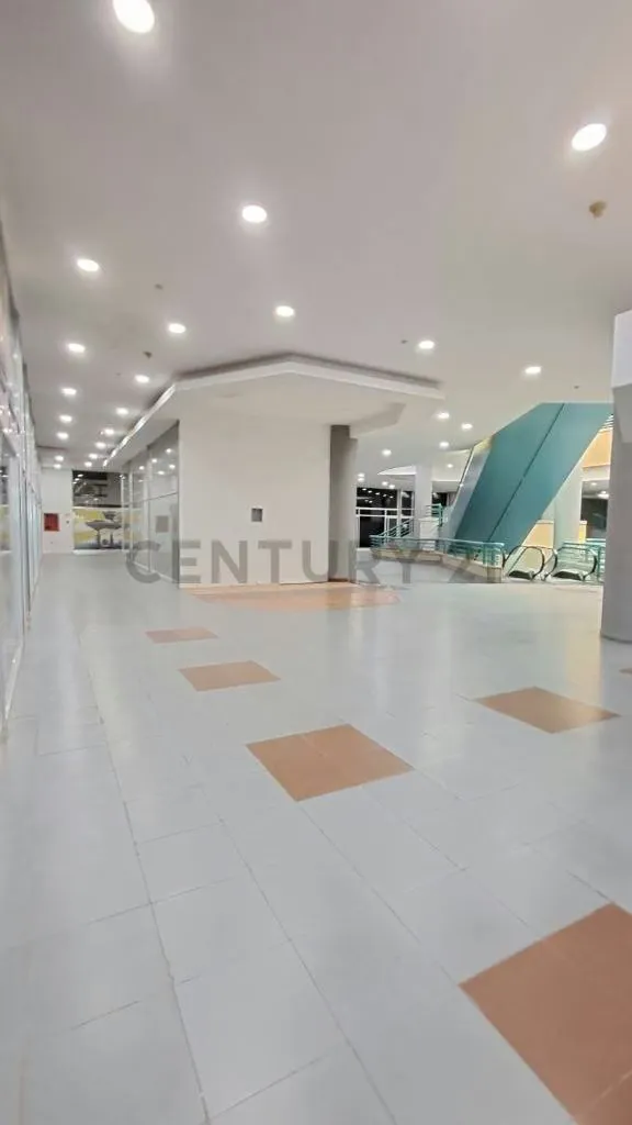 Oficina privada, Centro Comercial Caribbean Mall Local Comercial Moderno - 3