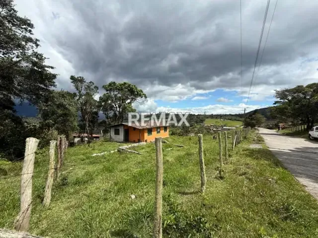 VENTA DE CASA Y TERRENO EN MONTE CARMELO