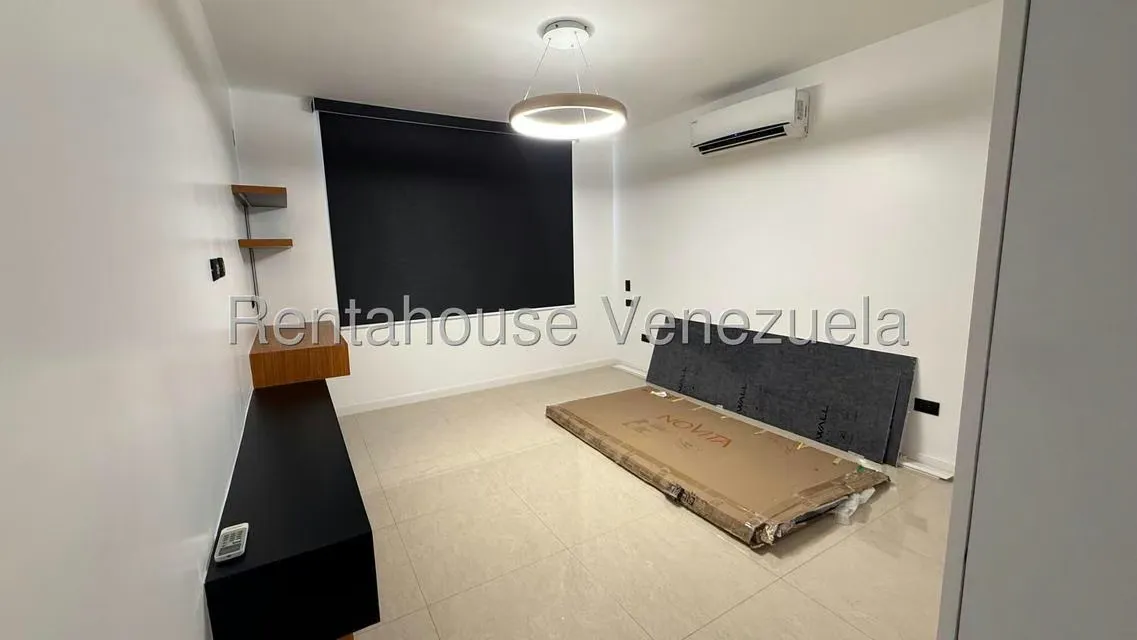 Apartamento (1 Nivel) en Alquiler en Colinas de La Tahona, Distrito Metropolitano - 12