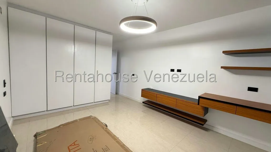 Apartamento (1 Nivel) en Alquiler en Colinas de La Tahona, Distrito Metropolitano - 13