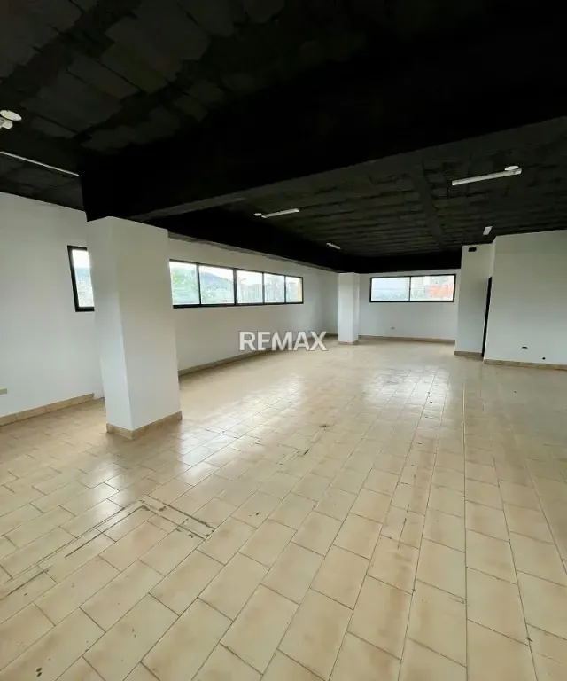Amplio Local Comercial en Venta. CC NOVOCENTRO. PLC. - 6