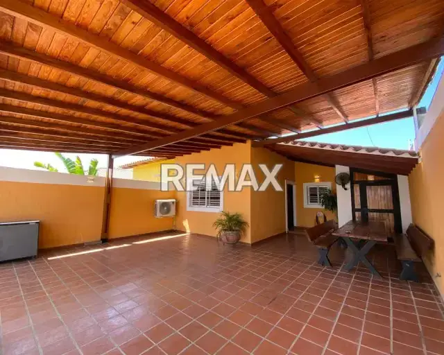 SE VENDE AMPLIA CASA-QUINTA CON DISEÑO COLONIAL MODERNO, 3 HABITACIONES CU CON BAÑO Y SISTEMA HÍDRICO DE 19.000L. CALIDAD DE VIDA GARANTIZADA EN LA MEJOR ZONA ¡TU FAMILIA MERECE VIVIR EN JORGE COLL!