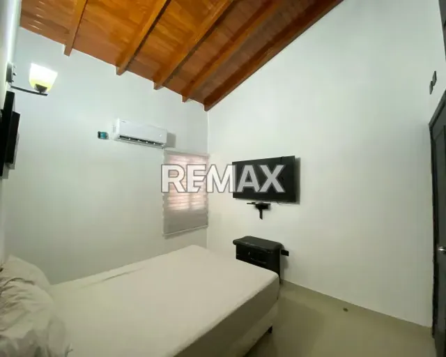 SE VENDE AMPLIA CASA-QUINTA CON DISEÑO COLONIAL MODERNO, 3 HABITACIONES CU CON BAÑO Y SISTEMA HÍDRICO DE 19.000L. CALIDAD DE VIDA GARANTIZADA EN LA MEJOR ZONA ¡TU FAMILIA MERECE VIVIR EN JORGE COLL! - 11