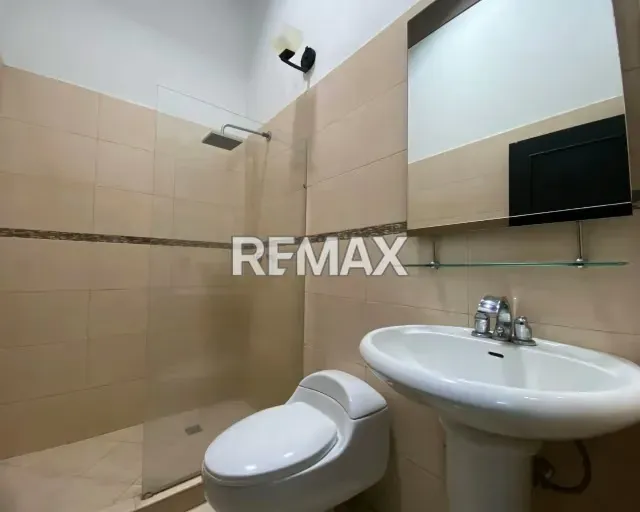 SE VENDE AMPLIA CASA-QUINTA CON DISEÑO COLONIAL MODERNO, 3 HABITACIONES CU CON BAÑO Y SISTEMA HÍDRICO DE 19.000L. CALIDAD DE VIDA GARANTIZADA EN LA MEJOR ZONA ¡TU FAMILIA MERECE VIVIR EN JORGE COLL! - 12