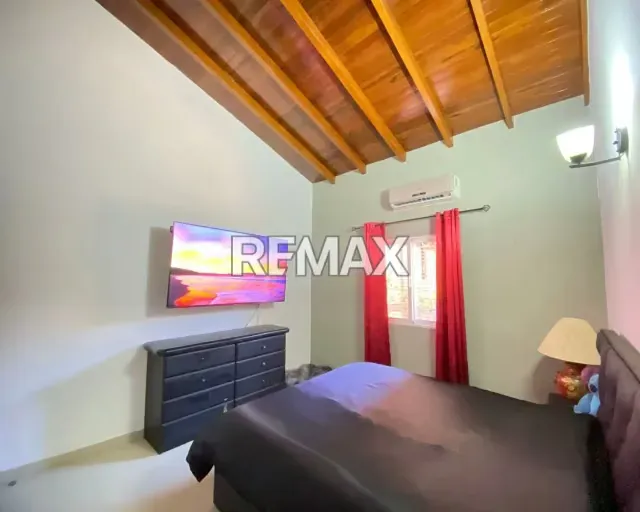 SE VENDE AMPLIA CASA-QUINTA CON DISEÑO COLONIAL MODERNO, 3 HABITACIONES CU CON BAÑO Y SISTEMA HÍDRICO DE 19.000L. CALIDAD DE VIDA GARANTIZADA EN LA MEJOR ZONA ¡TU FAMILIA MERECE VIVIR EN JORGE COLL! - 14