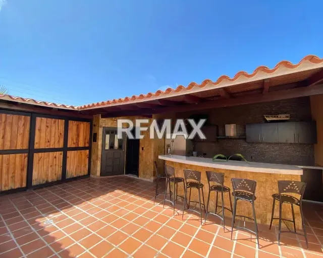 SE VENDE AMPLIA CASA-QUINTA CON DISEÑO COLONIAL MODERNO, 3 HABITACIONES CU CON BAÑO Y SISTEMA HÍDRICO DE 19.000L. CALIDAD DE VIDA GARANTIZADA EN LA MEJOR ZONA ¡TU FAMILIA MERECE VIVIR EN JORGE COLL! - 16