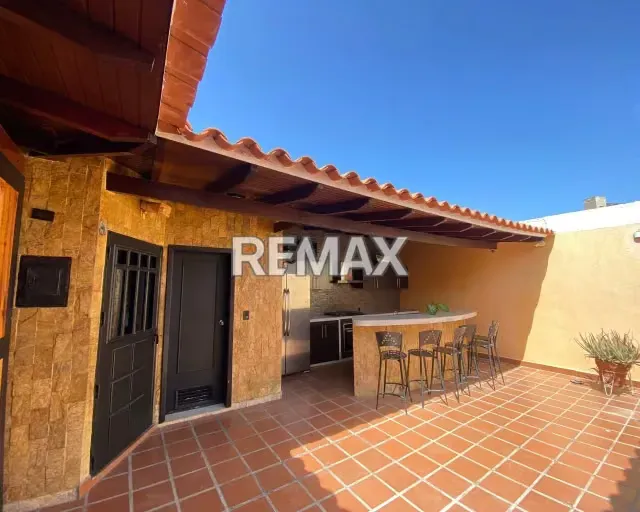 SE VENDE AMPLIA CASA-QUINTA CON DISEÑO COLONIAL MODERNO, 3 HABITACIONES CU CON BAÑO Y SISTEMA HÍDRICO DE 19.000L. CALIDAD DE VIDA GARANTIZADA EN LA MEJOR ZONA ¡TU FAMILIA MERECE VIVIR EN JORGE COLL! - 17