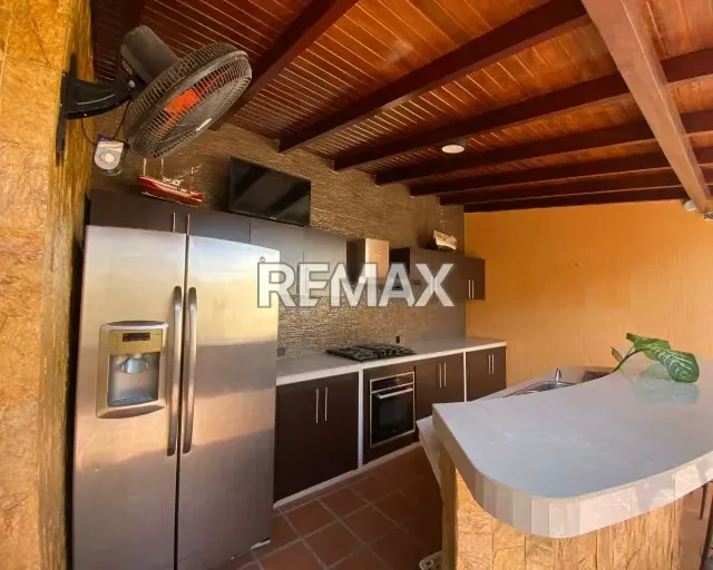 SE VENDE AMPLIA CASA-QUINTA CON DISEÑO COLONIAL MODERNO, 3 HABITACIONES CU CON BAÑO Y SISTEMA HÍDRICO DE 19.000L. CALIDAD DE VIDA GARANTIZADA EN LA MEJOR ZONA ¡TU FAMILIA MERECE VIVIR EN JORGE COLL! - 18