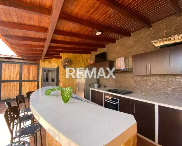 SE VENDE AMPLIA CASA-QUINTA CON DISEÑO COLONIAL MODERNO, 3 HABITACIONES CU CON BAÑO Y SISTEMA HÍDRICO DE 19.000L. CALIDAD DE VIDA GARANTIZADA EN LA MEJOR ZONA ¡TU FAMILIA MERECE VIVIR EN JORGE COLL! - 19