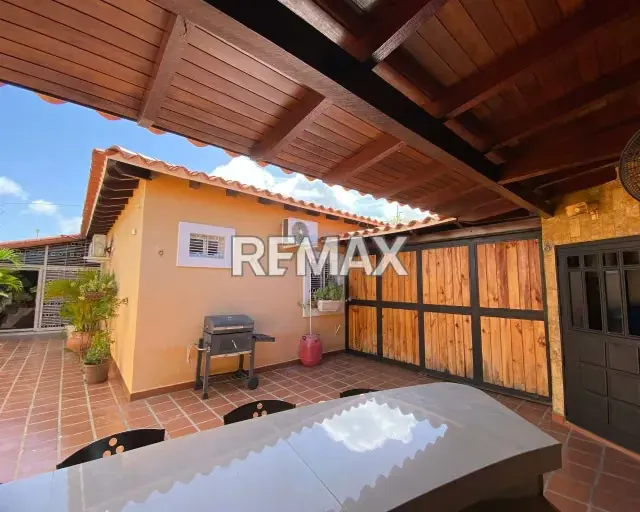 SE VENDE AMPLIA CASA-QUINTA CON DISEÑO COLONIAL MODERNO, 3 HABITACIONES CU CON BAÑO Y SISTEMA HÍDRICO DE 19.000L. CALIDAD DE VIDA GARANTIZADA EN LA MEJOR ZONA ¡TU FAMILIA MERECE VIVIR EN JORGE COLL! - 20