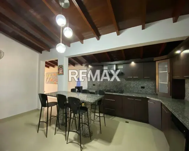 SE VENDE AMPLIA CASA-QUINTA CON DISEÑO COLONIAL MODERNO, 3 HABITACIONES CU CON BAÑO Y SISTEMA HÍDRICO DE 19.000L. CALIDAD DE VIDA GARANTIZADA EN LA MEJOR ZONA ¡TU FAMILIA MERECE VIVIR EN JORGE COLL! - 5