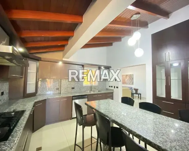 SE VENDE AMPLIA CASA-QUINTA CON DISEÑO COLONIAL MODERNO, 3 HABITACIONES CU CON BAÑO Y SISTEMA HÍDRICO DE 19.000L. CALIDAD DE VIDA GARANTIZADA EN LA MEJOR ZONA ¡TU FAMILIA MERECE VIVIR EN JORGE COLL! - 6