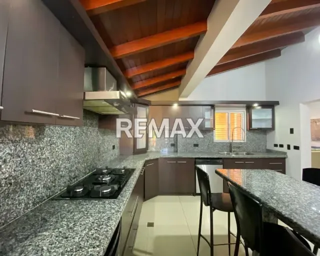 SE VENDE AMPLIA CASA-QUINTA CON DISEÑO COLONIAL MODERNO, 3 HABITACIONES CU CON BAÑO Y SISTEMA HÍDRICO DE 19.000L. CALIDAD DE VIDA GARANTIZADA EN LA MEJOR ZONA ¡TU FAMILIA MERECE VIVIR EN JORGE COLL! - 8