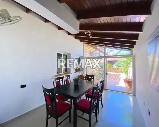 SE VENDE AMPLIA CASA-QUINTA CON DISEÑO COLONIAL MODERNO, 3 HABITACIONES CU CON BAÑO Y SISTEMA HÍDRICO DE 19.000L. CALIDAD DE VIDA GARANTIZADA EN LA MEJOR ZONA ¡TU FAMILIA MERECE VIVIR EN JORGE COLL! - 9