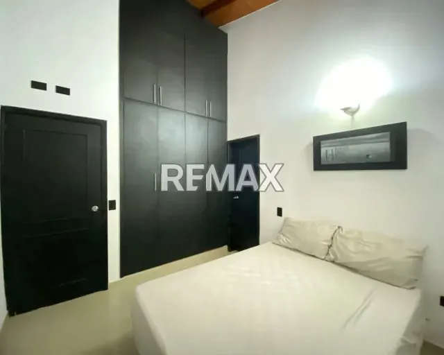 SE VENDE AMPLIA CASA-QUINTA CON DISEÑO COLONIAL MODERNO, 3 HABITACIONES CU CON BAÑO Y SISTEMA HÍDRICO DE 19.000L. CALIDAD DE VIDA GARANTIZADA EN LA MEJOR ZONA ¡TU FAMILIA MERECE VIVIR EN JORGE COLL! - 10