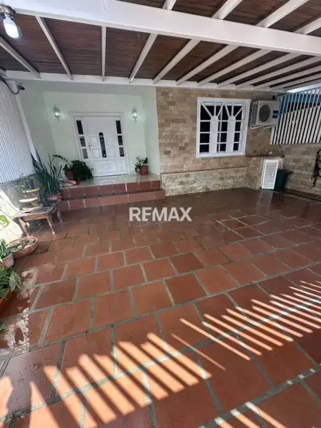 En venta hermosa casa comercial en la urb Villas Amanecer