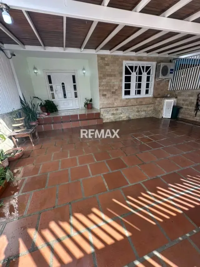 En venta hermosa casa comercial en la urb Villas Amanecer