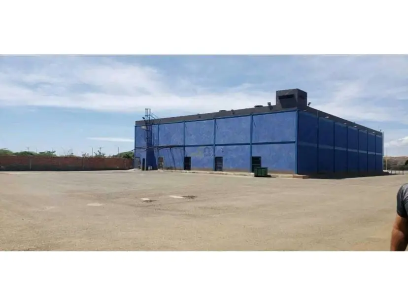 Se vende centro comercial 4.521,87m2 5 locales/10 B/100 E Punto Fijo