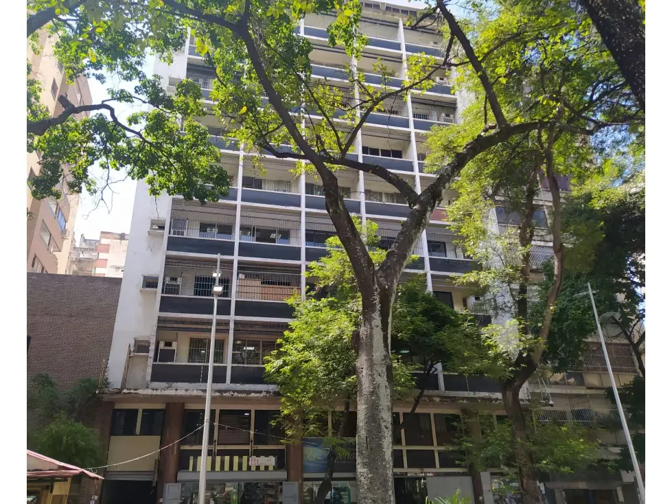 AMPLIA OFICINA EN ALQUILER EN LA CANDELARIA 110mts/2B/1PE