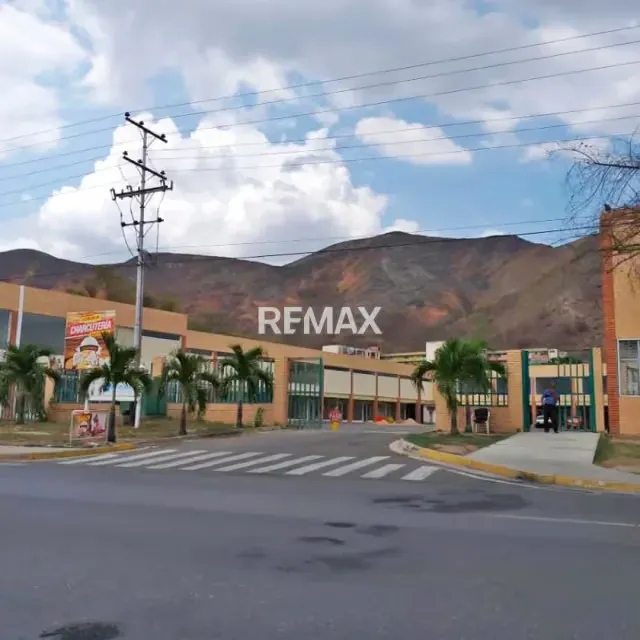 Se Vende Local C.C. Multiplaza La Floresta a Pie de Calle para todo tipo de Comercio - 2