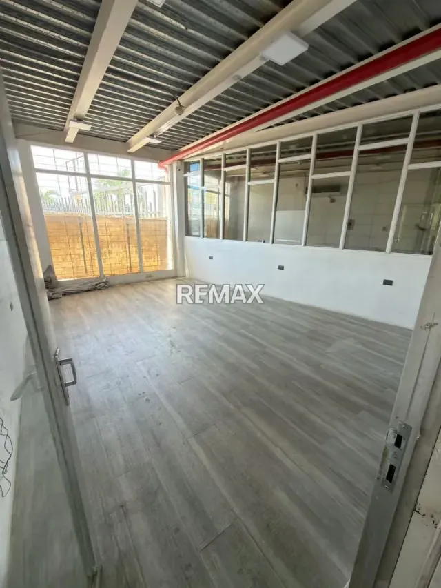 Se Vende Local C.C. Multiplaza La Floresta a Pie de Calle para todo tipo de Comercio - 4