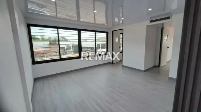 SE VENDE OFICINA EN COLINAS DEL NEVERI - 3