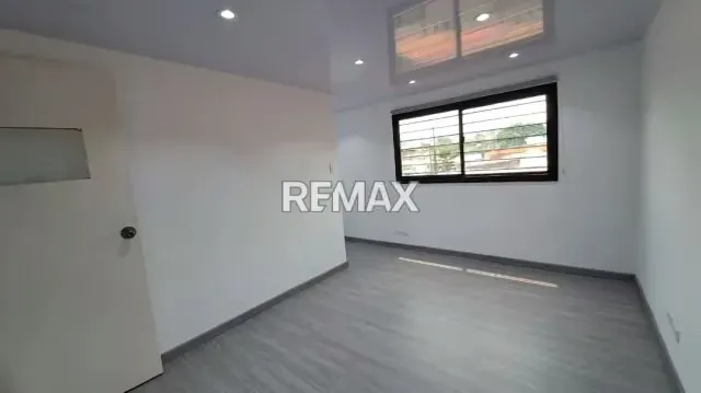 SE VENDE OFICINA EN COLINAS DEL NEVERI - 8