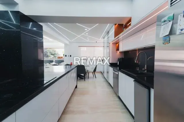 Apartamento remodelado en las mercedes de 230mts - 2