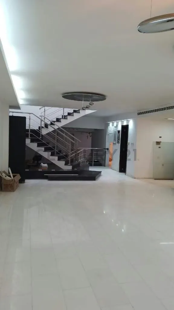 Excliusiva Villa en Av El Milagro Maracaibo - 4
