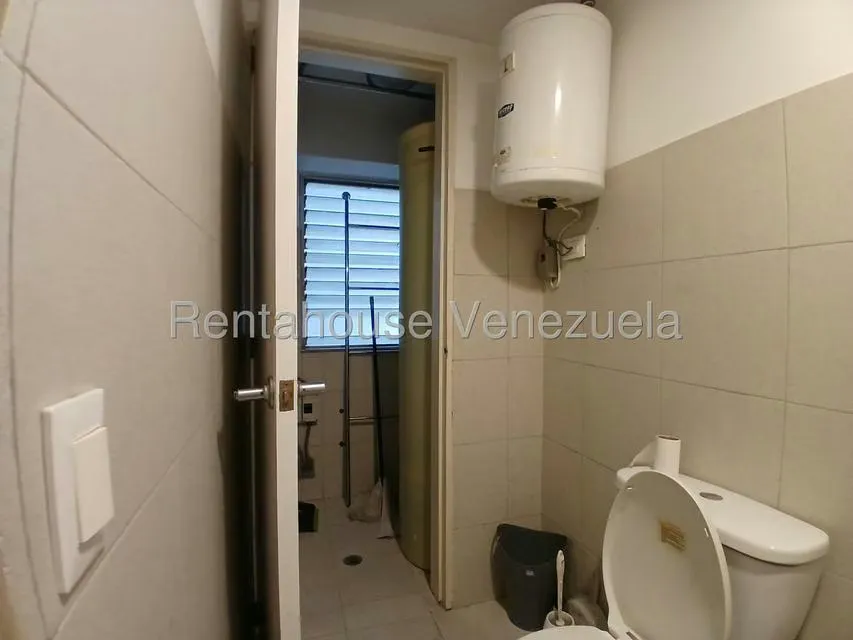 Apartamento (1 Nivel) en Alquiler en Los Palos Grandes, Distrito Metropolitano - 12