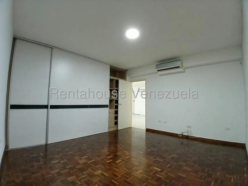 Apartamento (1 Nivel) en Alquiler en Los Palos Grandes, Distrito Metropolitano - 16