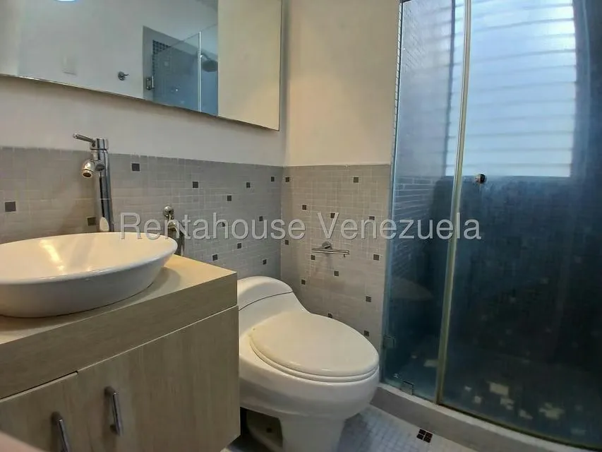 Apartamento (1 Nivel) en Alquiler en Los Palos Grandes, Distrito Metropolitano - 23