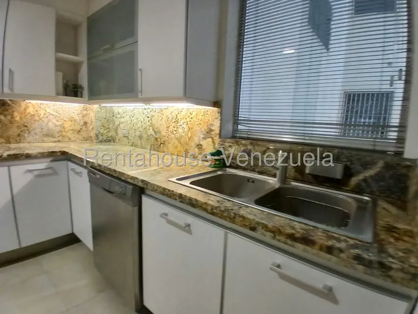 Apartamento (1 Nivel) en Alquiler en Los Palos Grandes, Distrito Metropolitano - 10