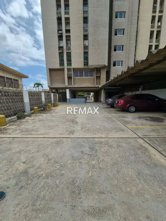 VENDE APTO EDIF PRIMAVERA. PISO MEDIO