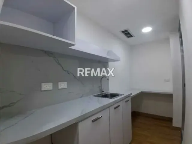 OFICINA EN SABANA GRANDE EN VENTA. 50M2 - 6