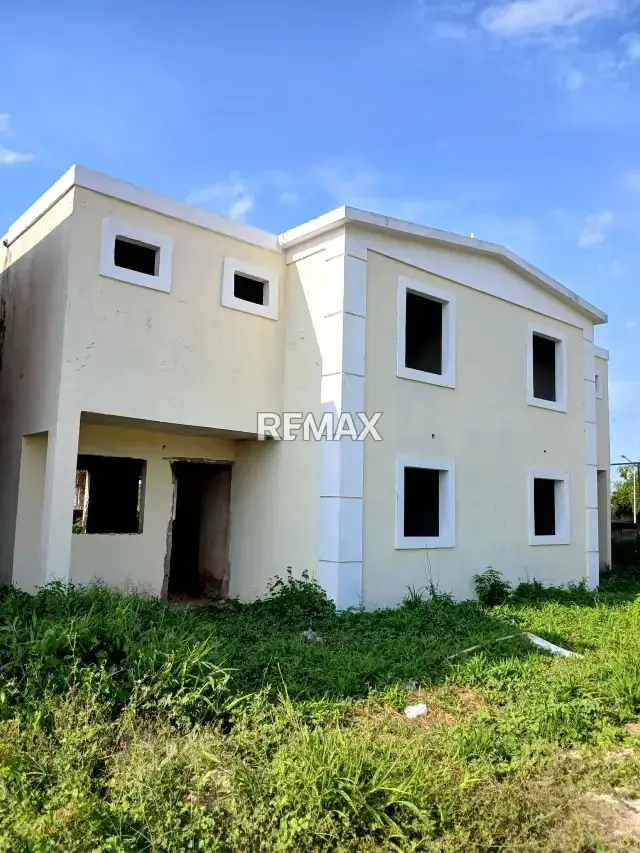 Townhouse en gris en Venta Res Los Olivo Calle Bermudez entre L y K Ojedas