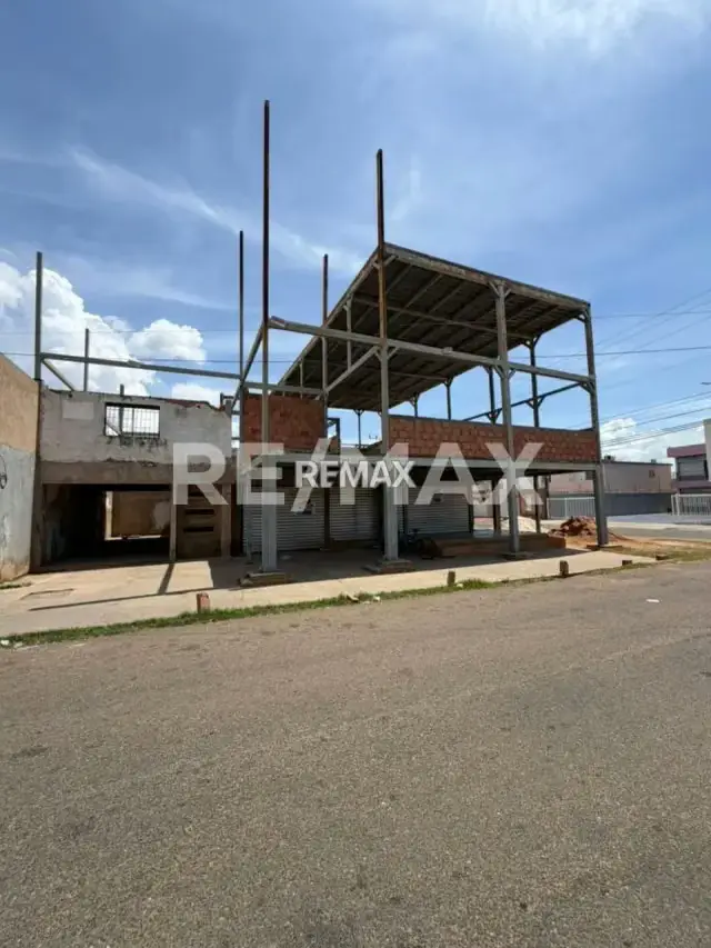 terreno con locales en construcción en Venta Urb La Coromoto