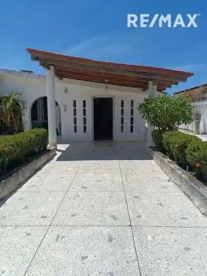 CASA FAMILIAR CON AMPLIO PATIO EN URB. BRISAS DE JUAN GRIEGO, MUNICIPIO MARCANO, ISLA DE MARGARITA.