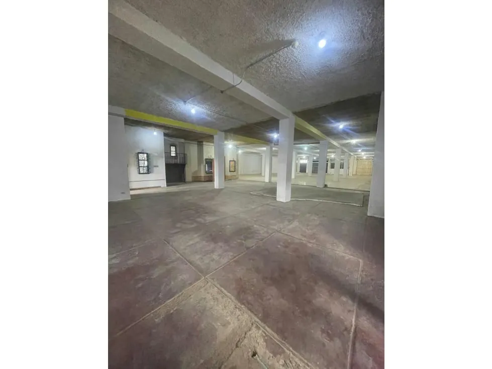 SE VENDE EDIFICIO C.C. LOS CHALET KM 21 DEL JUNQUITO - 17