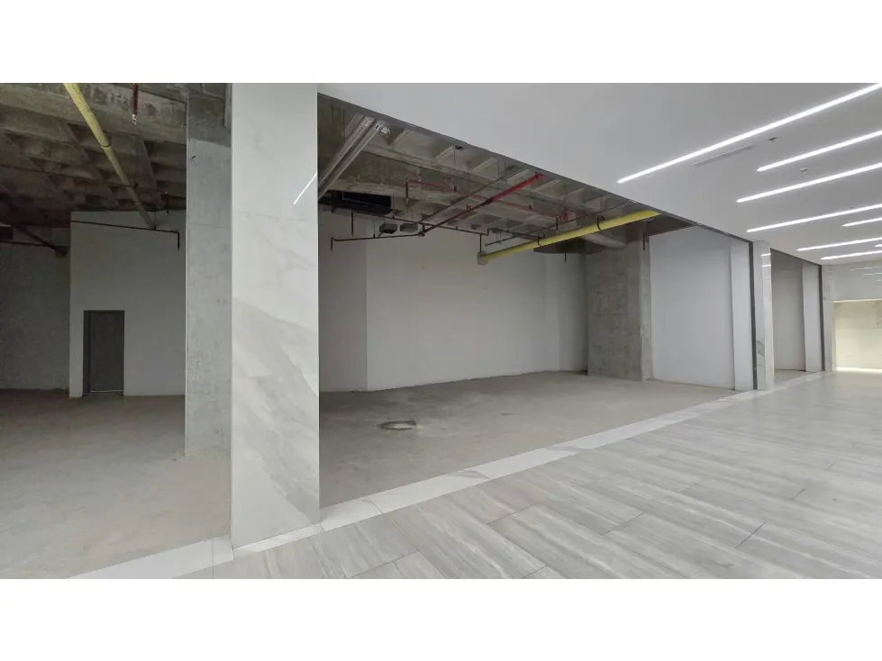 Venta de Local Comercial en el Centro Empresarial Esmeralda Bella
