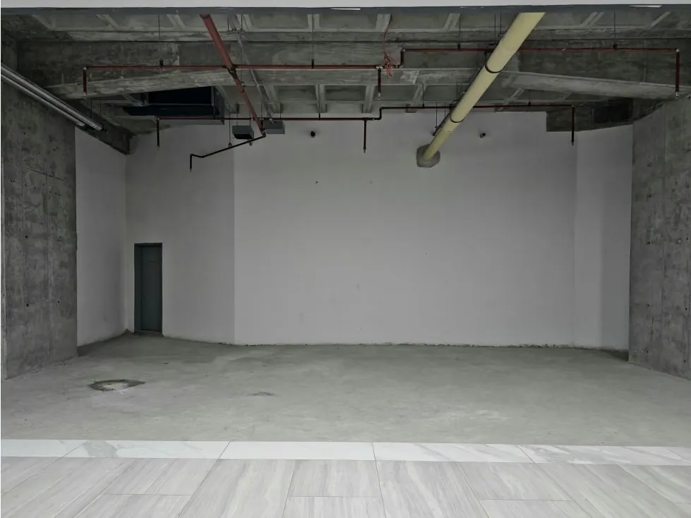 Venta de Local Comercial en el Centro Empresarial Esmeralda Bella - 4