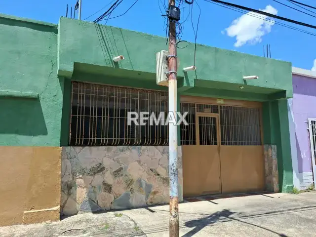 En Venta Casa de dos Niveles ubicada en la Candelaria a una cuadra del Mercado Pereferico