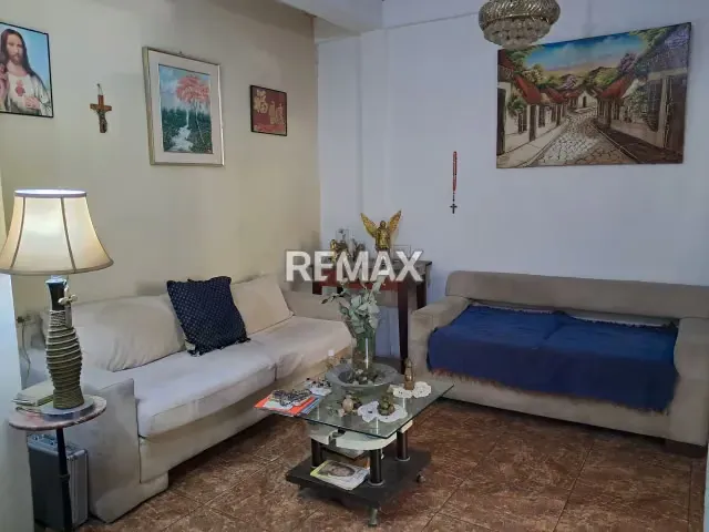 En Venta Casa de dos Niveles ubicada en la Candelaria a una cuadra del Mercado Pereferico - 2